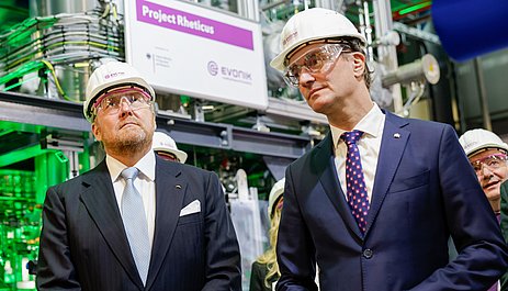 NRW-Ministerpräsident Wüst und der König der Niederlande, König Willem-Alexander, besuchen den Chemiepark Marl, im Hintergrund zu sehen ist EVONIK