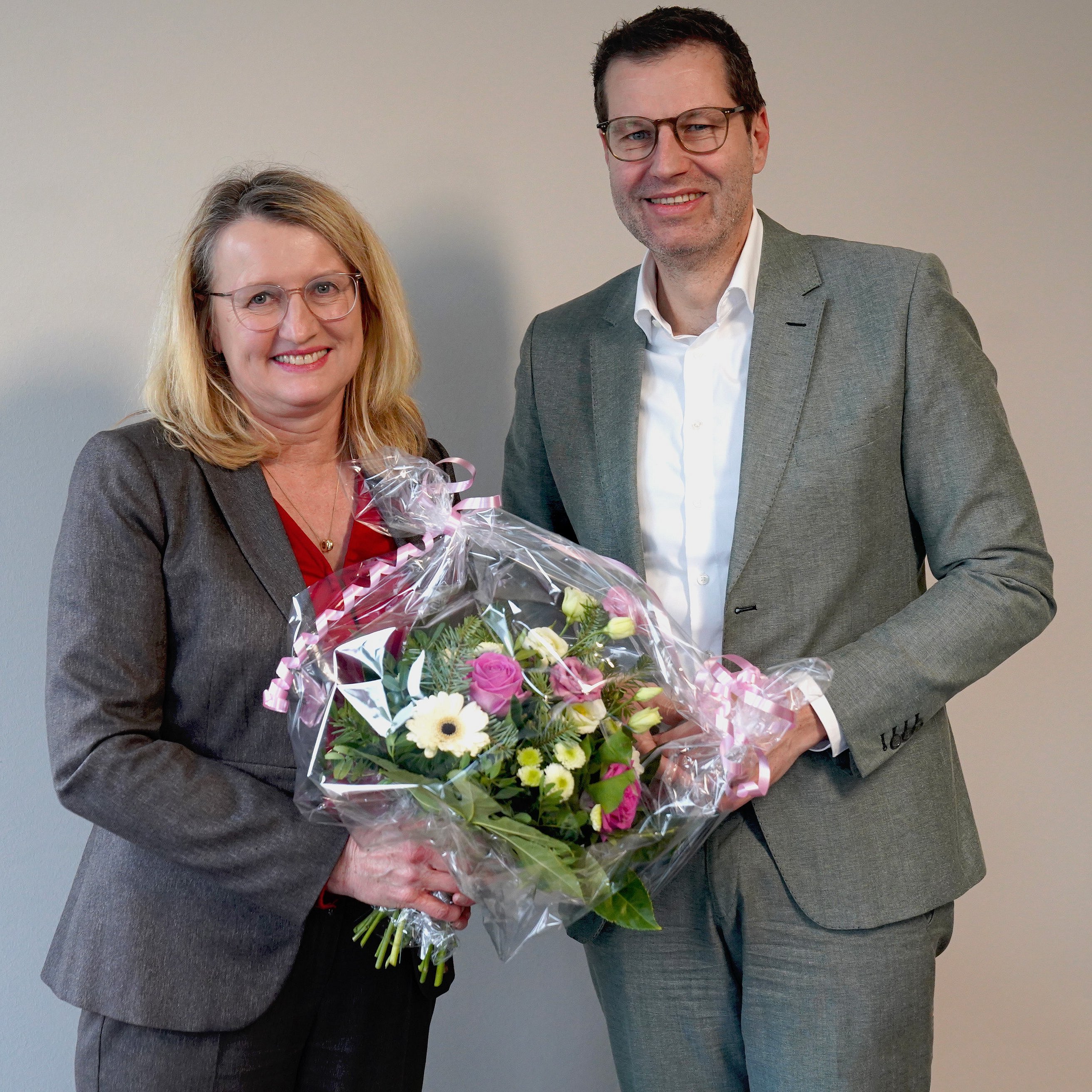 BMR-Aufsichtsratsvorsitzender Thomas Eiskirch überreicht Prof. Dr. Julia Frohne einen Blumenstrauß.