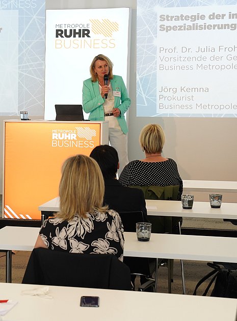 Prof. Dr. Julia Frohne präsentiert die S3 Strategie für Zukunftsmärkte allen Stakeholdern im Ruhrgebiet