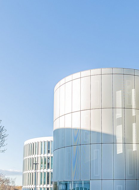 Außenansicht eines der Innovationszentren Ruhr mit seiner weißen Architektur und abgerundeten Fenstern.