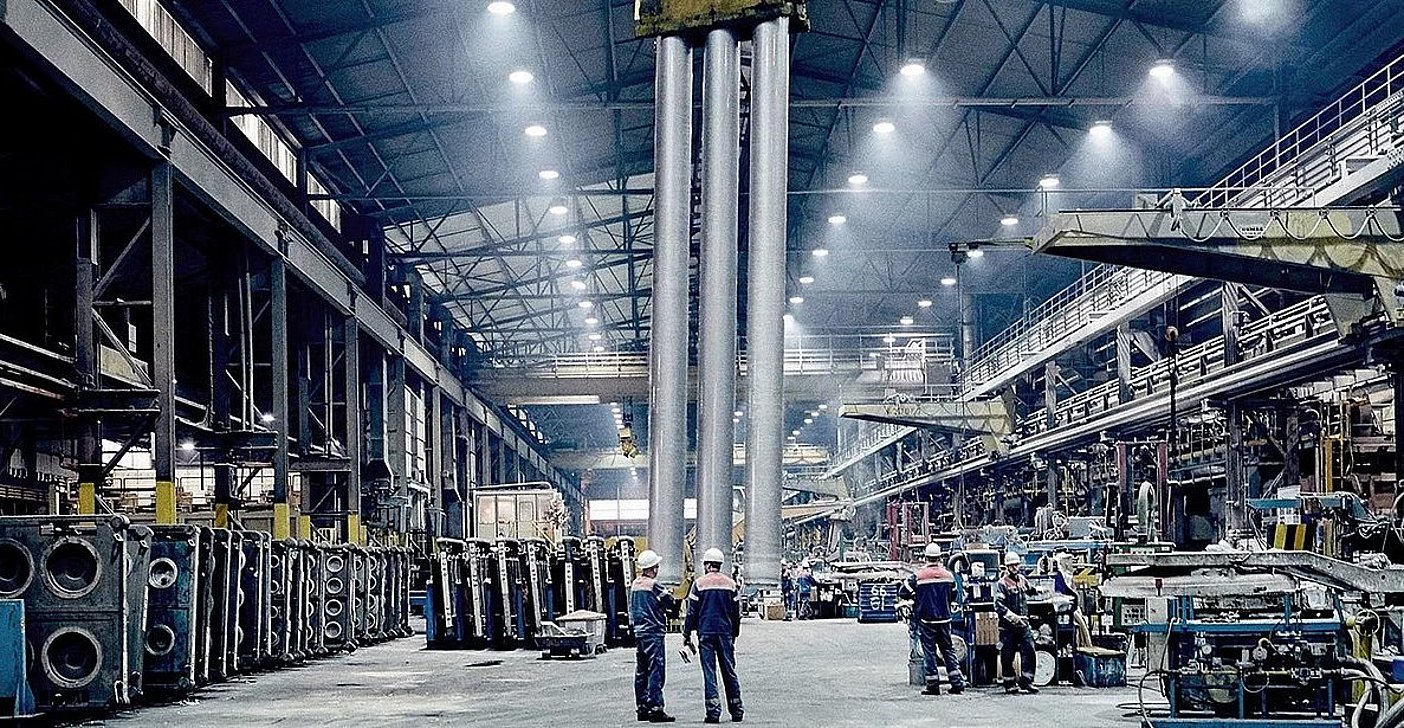 Aluminium production at TRIMET in an interior view of a hall