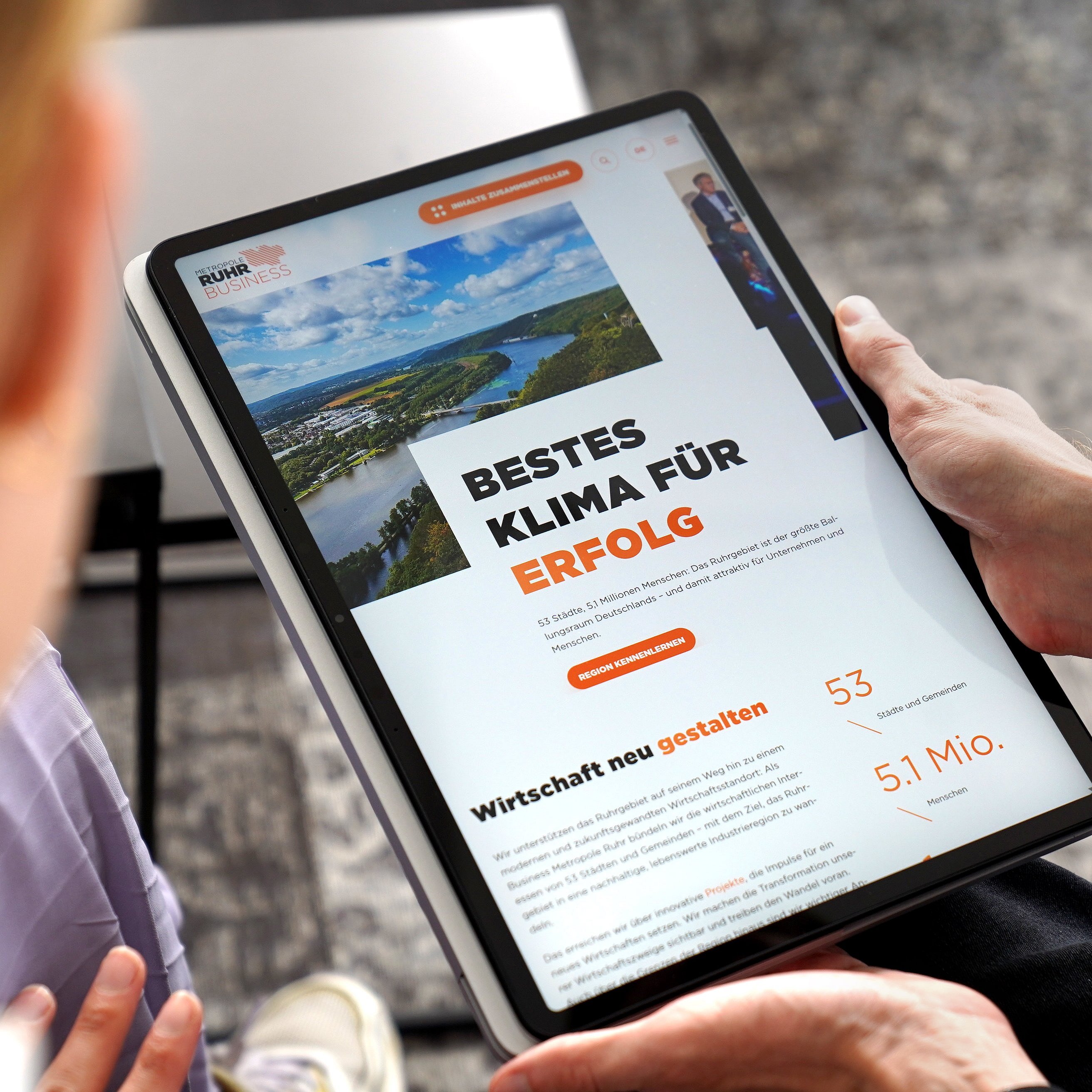 Die neue Website der Business Metropole Ruhr ist responsive auf dem Tablet abrufbar. Abgebildet ist ein Tablet mit dem Aufruf der Startseite.