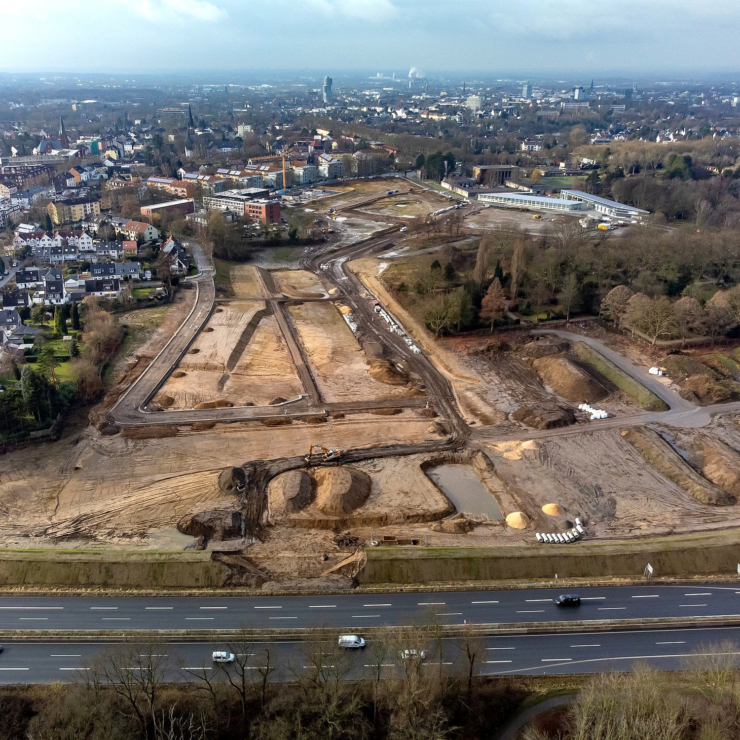 Luftbild einer Fläche im Ruhrgebiet, der Baustelle Ostpark in Altenbochum, Bochum. Zu sehen ist eine sich entwickelnde Brachfläche als Luftaufnahme vor dem Horizont Bochums. Foto: Stadt Bochum