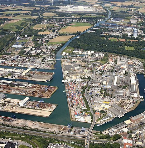 Sichtbar ist ein Gewerbegebiet im Ruhrgebiet mit Zugang zum Wasser. 