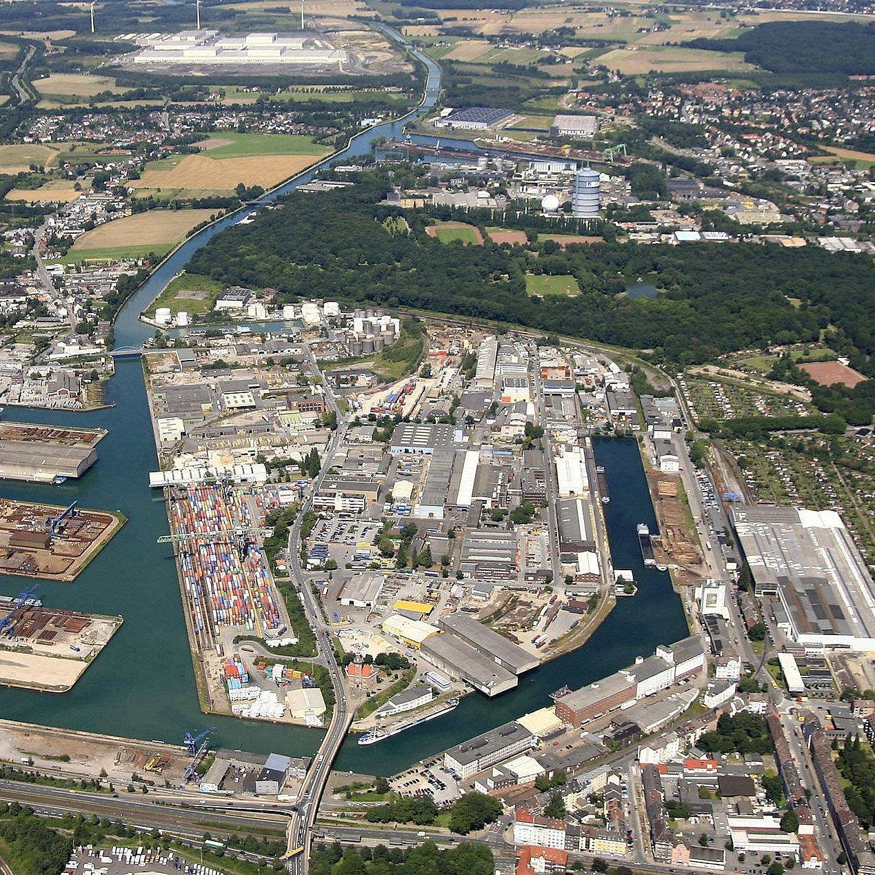 Sichtbar ist ein Gewerbegebiet im Ruhrgebiet mit Zugang zum Wasser. 