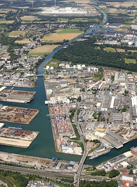 Visible is an industrial park in the Ruhr area with access to the water. 