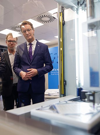 NRW-Ministerpräsident Wüst und der König der Niederlande, König Willem-Alexander, besuchen den Chemiepark Marl und beobachten eine Anlage
