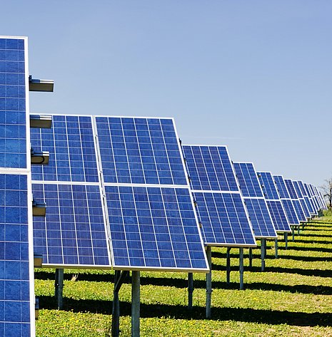Abgebilet sind viele Solarpanel, die erneuerbare Energien gewinnen.