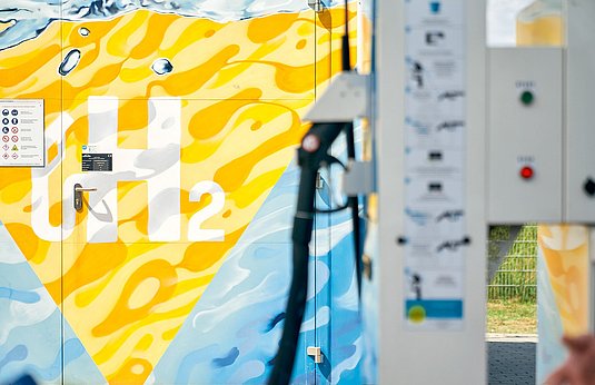 Eine Wasserstofftankstelle im Ruhrgebiet zeigt, dass man hier bereits Wasserstoff tanken kann.