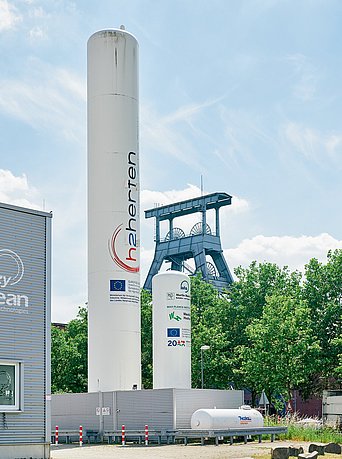 Hydrogen is already being used in Herten with H2 Herten. Here you can see a modern plant against the backdrop of a colliery tower.